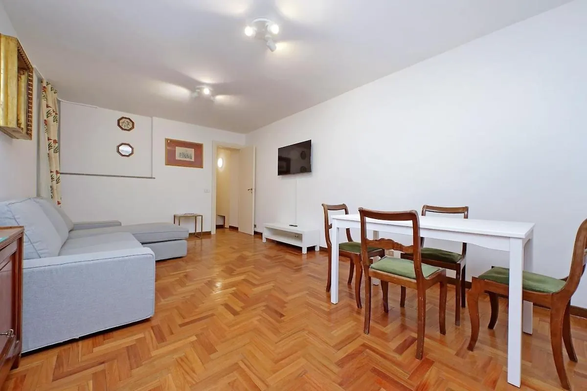 Pantheon Apartment Rondanini location